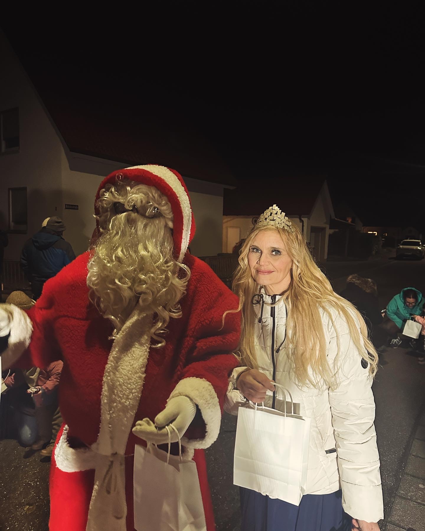 Jeany I. hilft dem Nikolaus beim Geschenke verteilen am 06. Dezember in der Siedlung in Billigheim