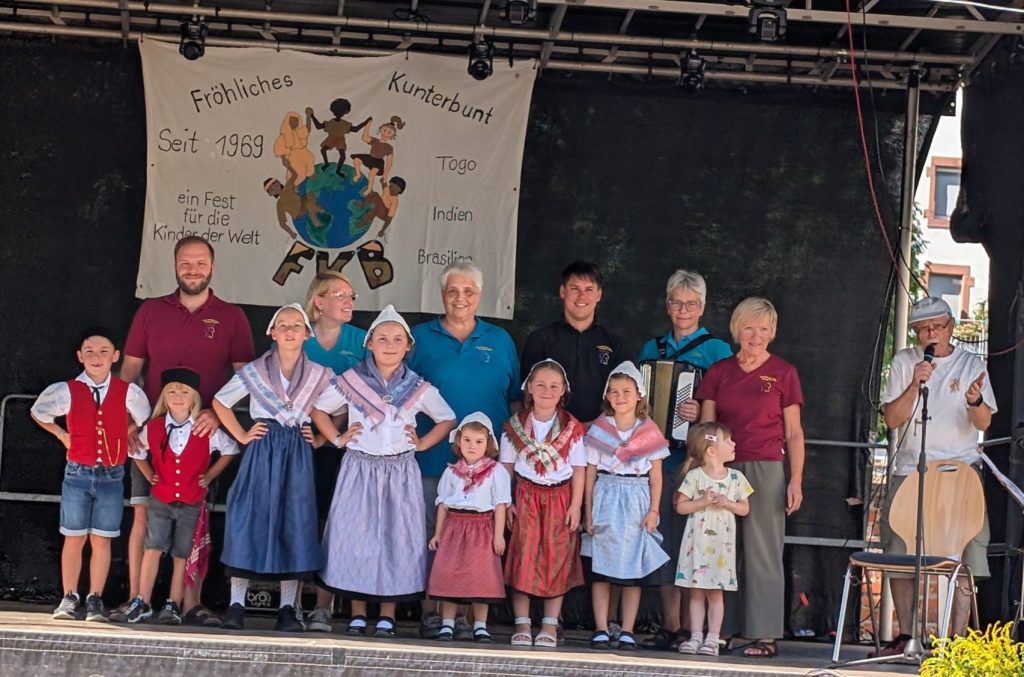 Tanzen der Kinder beim Fröhlichen Kunterbunt in Bad Bergzabern am 08. August 2026 1 Gruppenbild FKB