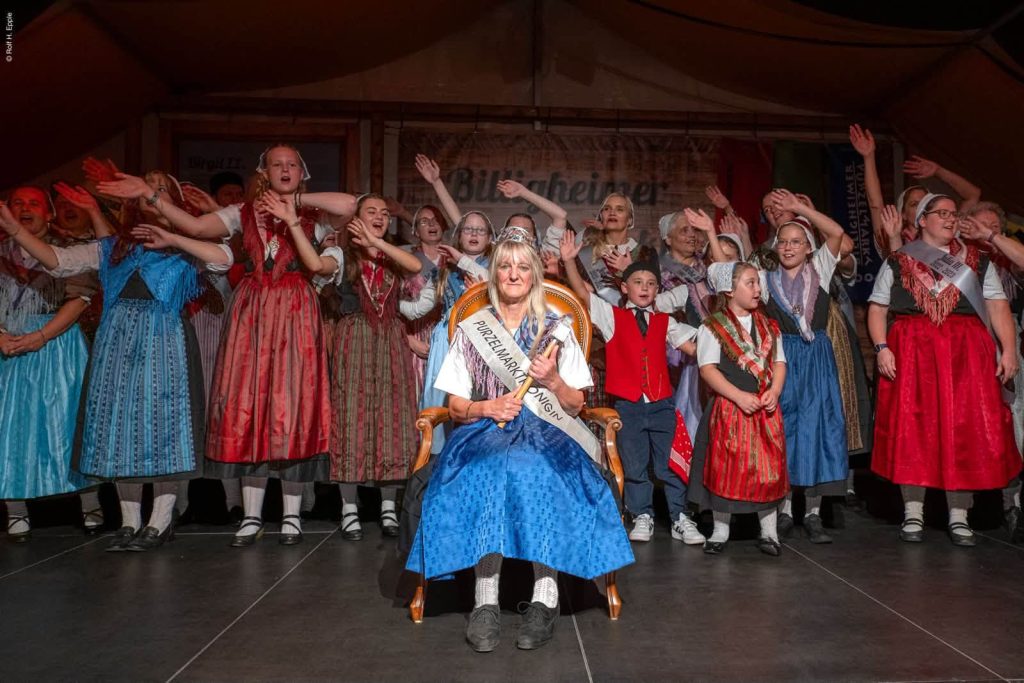 Farbenfrohe Tracht und gelebte Tradition beim Purzelmarkt 1 kroenung 2026