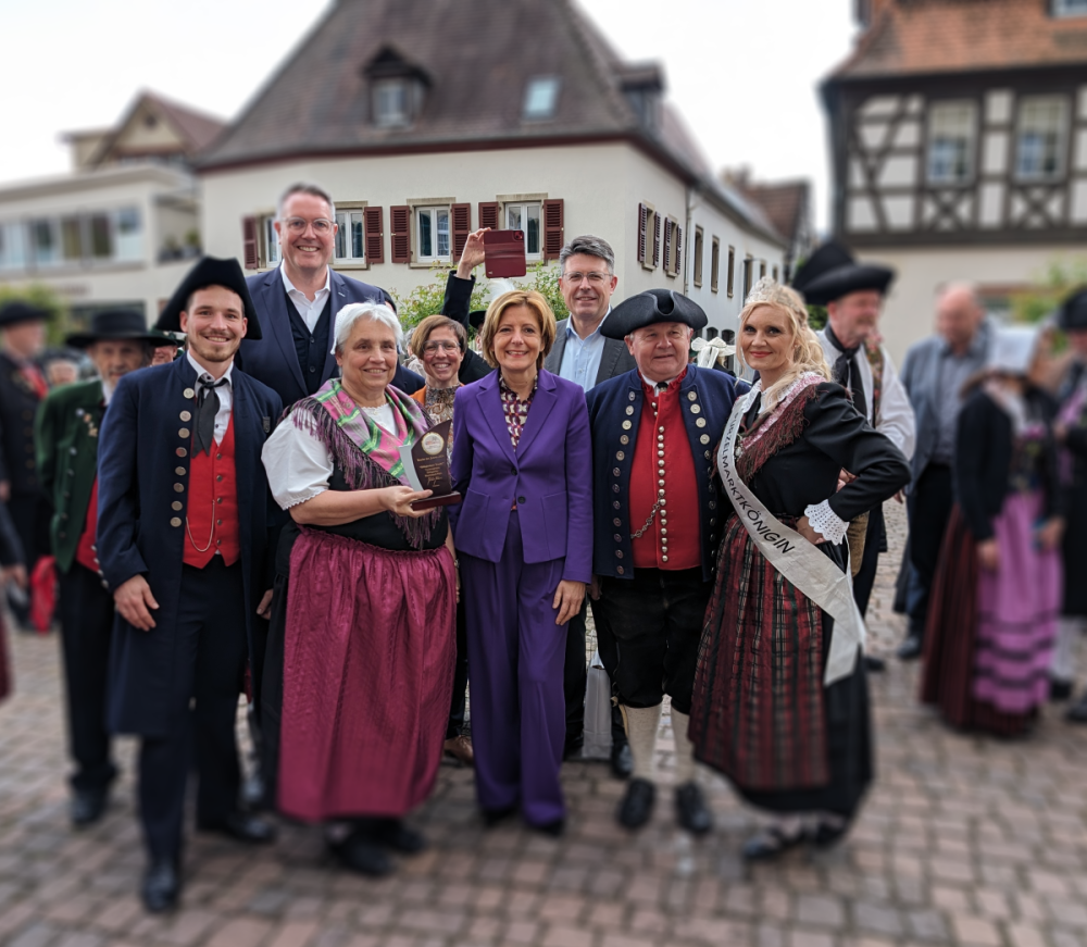 Gemeinsames Bild vor dem Schloss in Bad Bergzabern